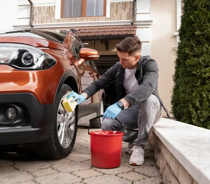 Lavage auto à domicile Bazemont : professionnel intervenant sur un véhicule